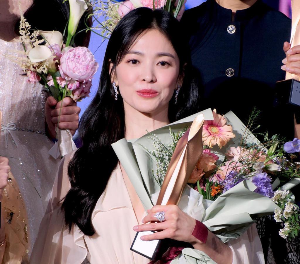 song hye kyo winning best actress at baeksang 2023