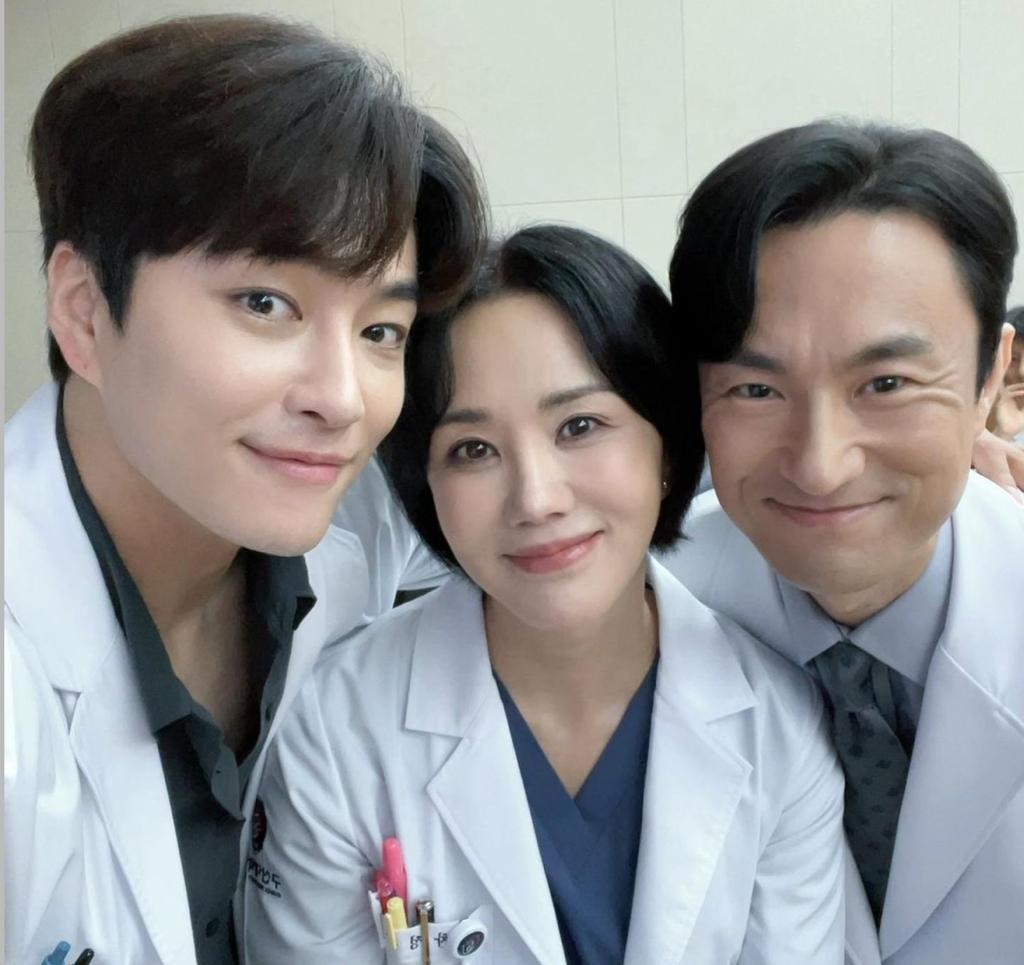 Uhm Jung Hwa (tengah) bersama lawan mainnya di Doctor Cha, Min Woo Hyuk (kiri) dan Kim Byung Chul / Kredit: Instagram @umaizing